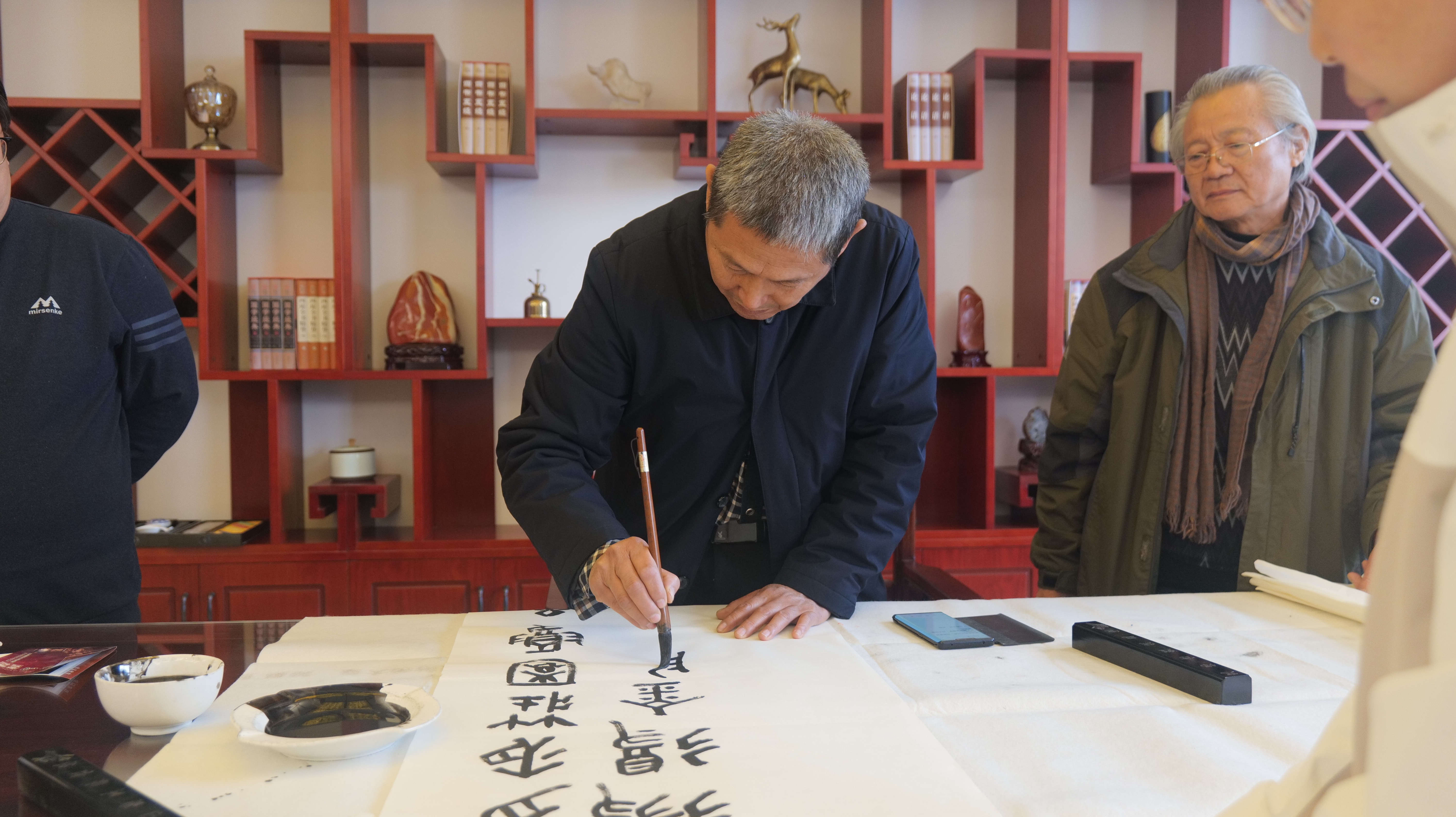 墨香飄逸賦紅酒，書韻流觴潤莊園